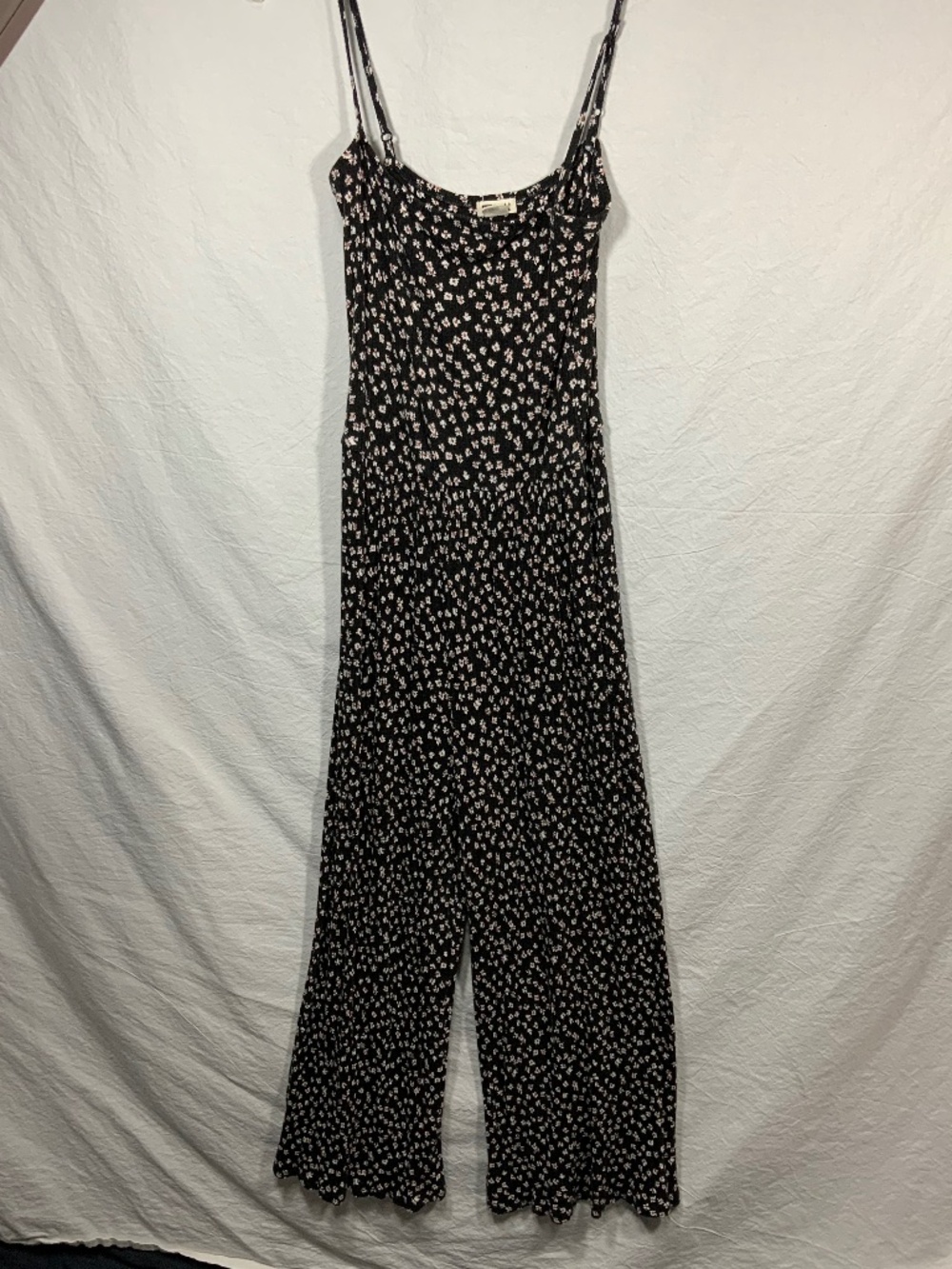 Billabong Black and Daisy Cropped Jumpsuit - Medium